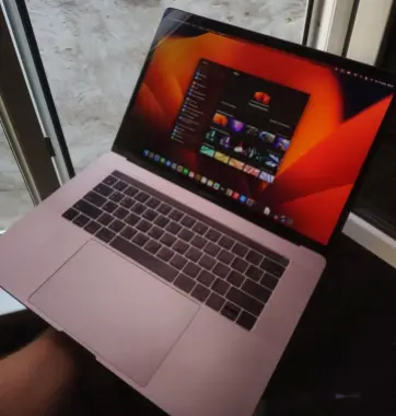 MacBook PRO 15 core i7/16Gb/Radeon DDR5/256. Touch Bar/Touch iD. Pro