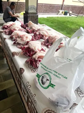 Qurbonlik uchun tirik qo’ylar, qassob xizmati