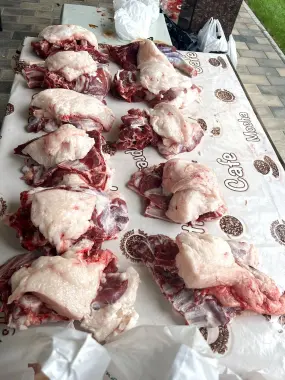 Qurbonlik uchun tirik qo’ylar, qassob xizmati