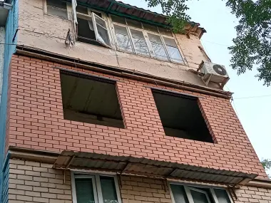 Кладка балкон.  Balkonga ablisofka gisht teramiz.