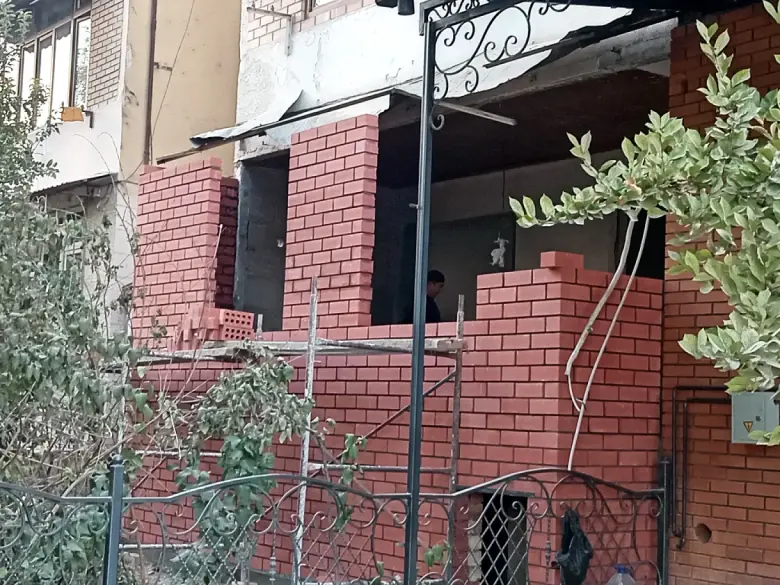 Кладка балкон.  Balkonga ablisofka gisht teramiz.